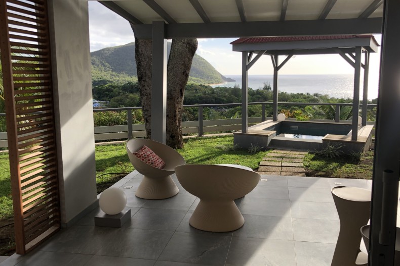 La terrasse et la piscine privée